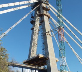 Escalera de acceso en la ejecución de pilono