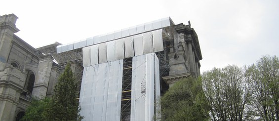 Estructuras metálicas para la protección de operarios y peatones en trabajos de restauración