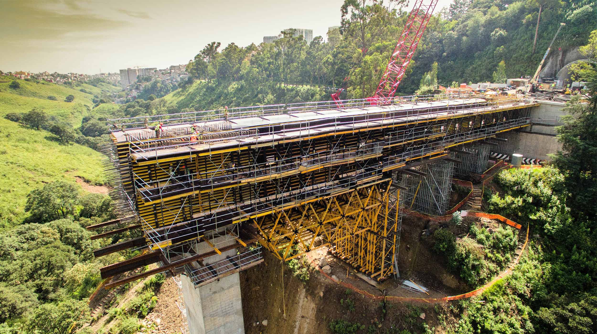 Cimbra para la construcción de puentes. Cimbra para tableros de puente, carros de avance, autocimbra, cerchas y consolas de gran carga.