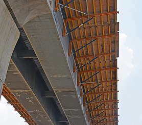 Consola HC idónea para colar las alas de puentes con núcleo metálico u concreto prefabricado.