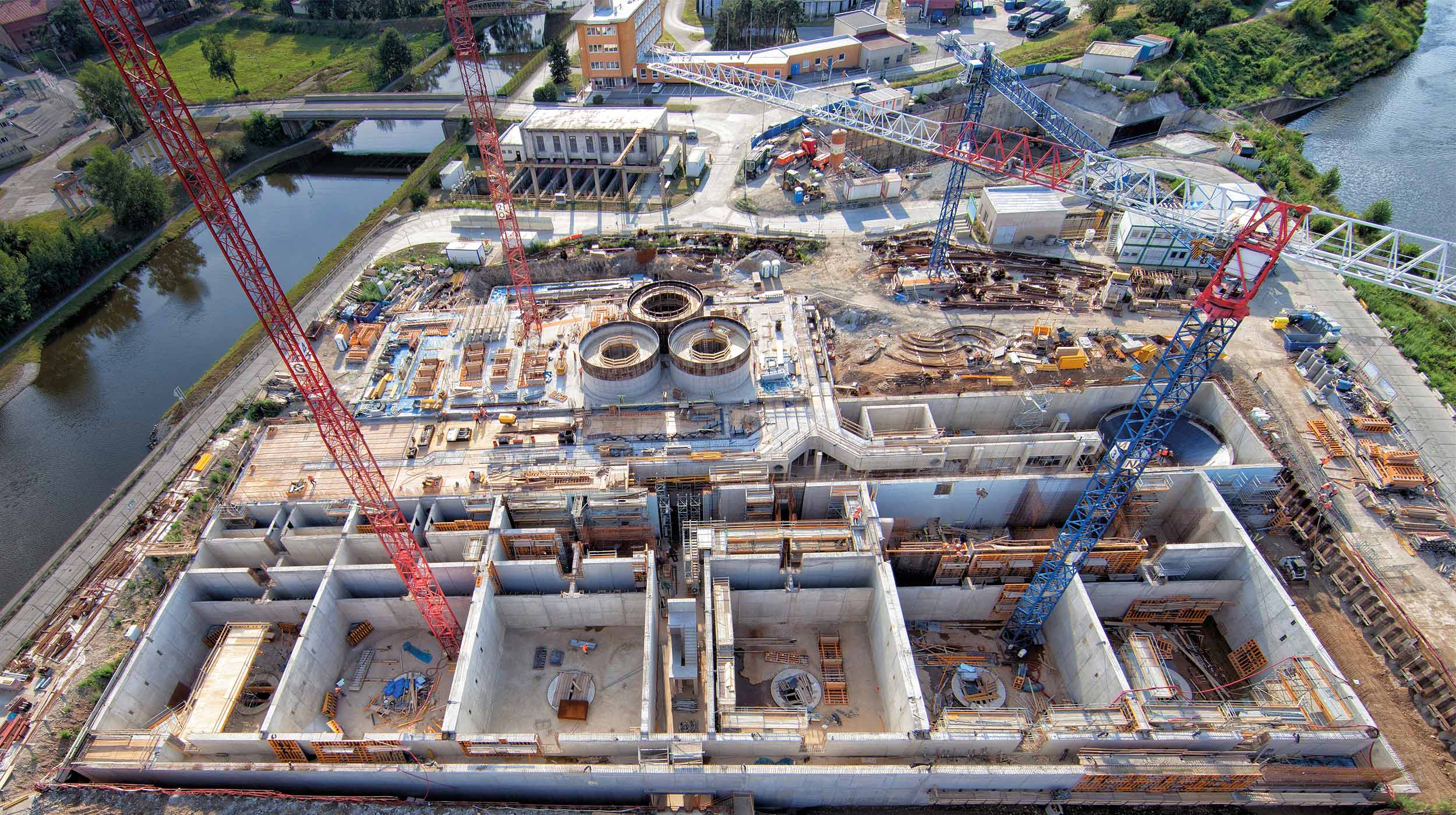 Encofrados modulares y de vigas para la ejecución de estructuras verticales de concreto: muros, pilares, hastiales, cimentaciones, zapatas, estribos etc.