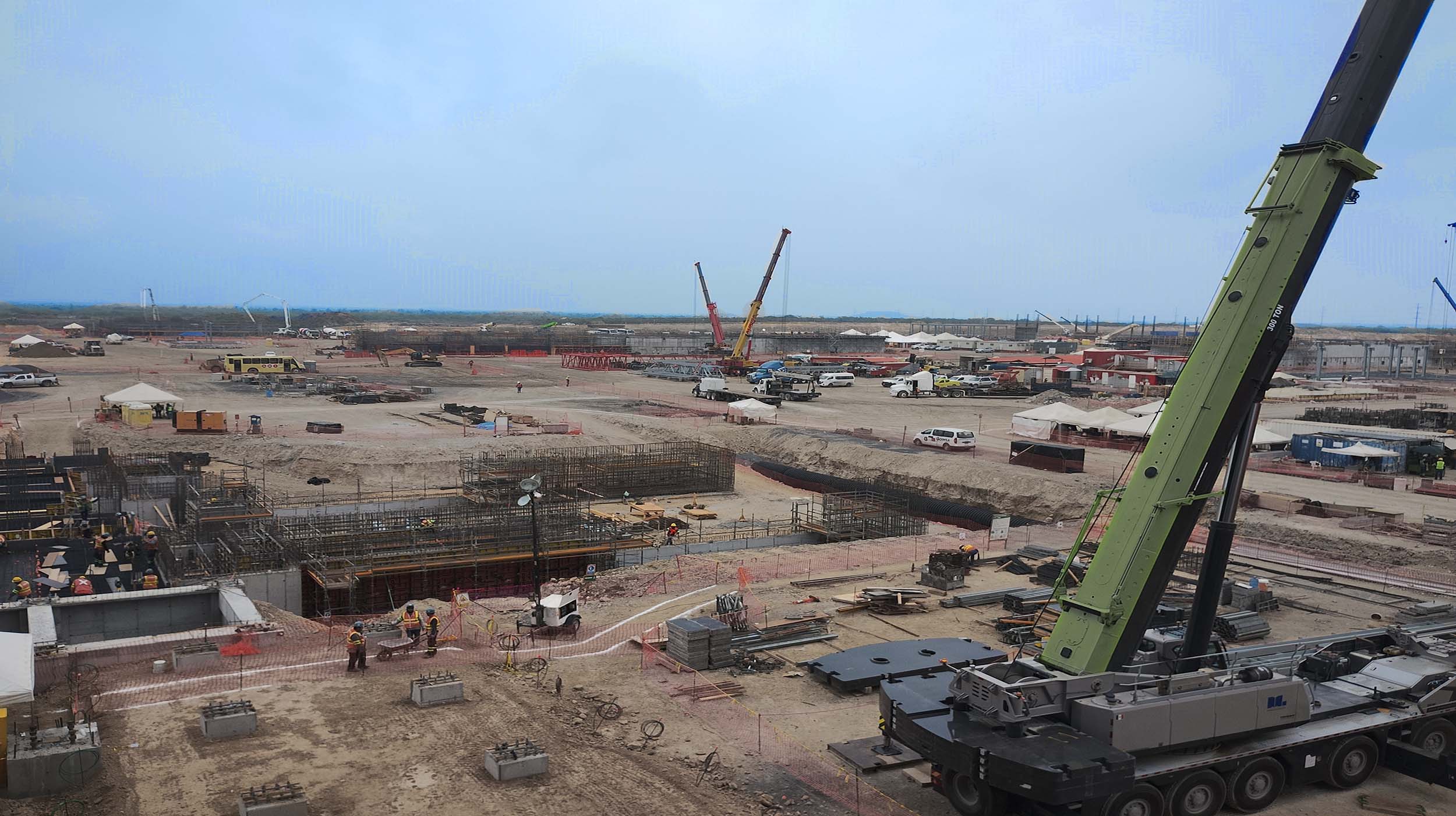 El complejo Ternium Pesquería, situado en Nuevo León, fue concebido como una instalación industrial de última generación para la producción y procesamiento de acero. La obra contempló la construcción de 11 edificios de concreto, que conforman el núcleo operativo de la planta de fundición. La magnitud del proyecto exigió soluciones robustas, versátiles y seguras para una ejecución estructural eficiente.