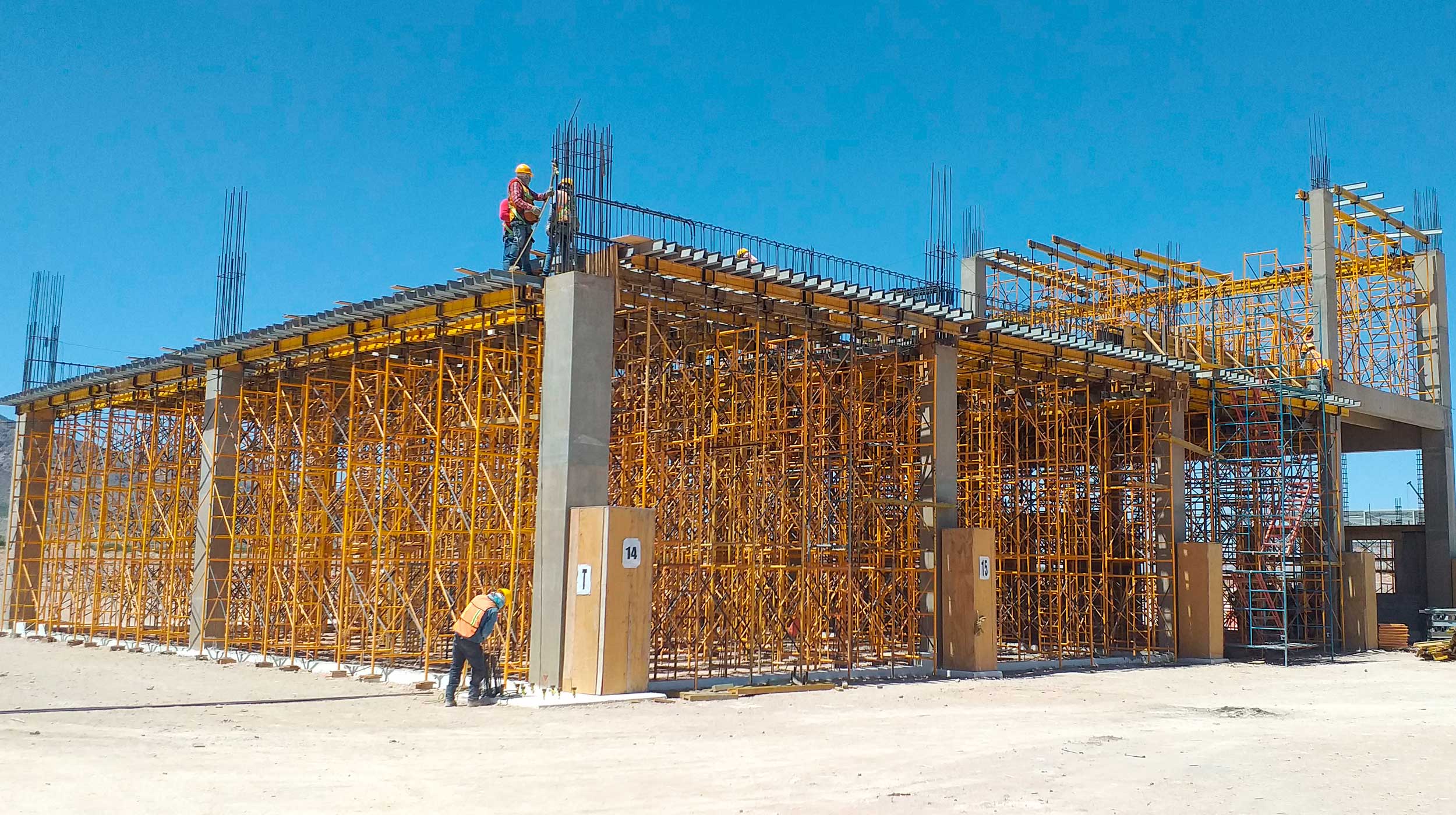 El incremento de la demanda en EE.UU. del tequila, clase azul, ha promovido la construcción de una nueva fábrica en Tepatitlán, Jalisco. ULMA brinda soluciones viables para el desafío de construcción de bajo trabes Columnas en acabado aparente y apuntalamiento de losas a gran altura.