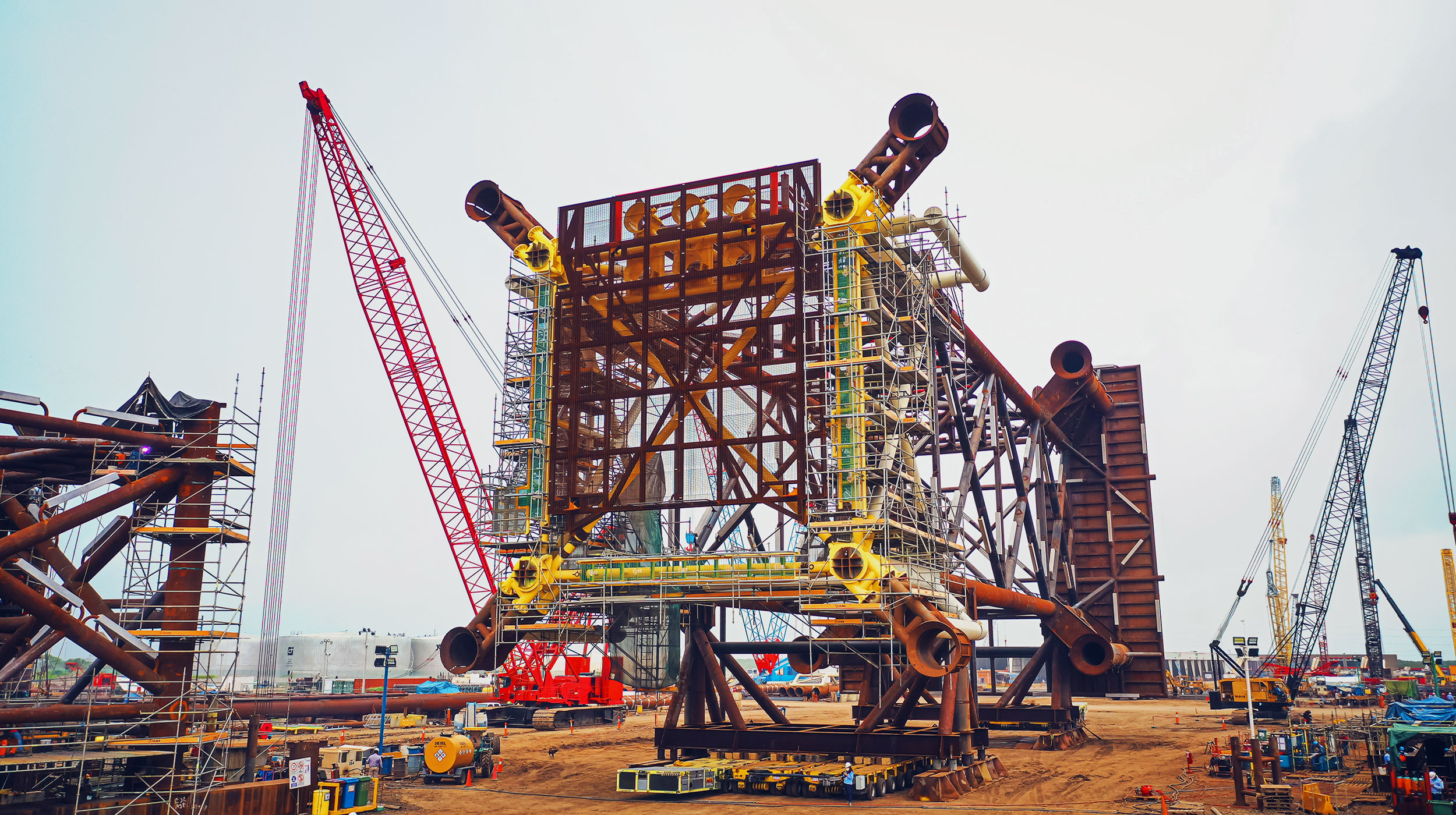 El campo de producción de hidrocarburos EK-BALAM, ubicado en las costas del golfo de México, incrementará su capacidad productiva con una nueva plataforma marina BALAM-TA2. La construcción de la estructura se está llevando a cabo en dos partes en el patio ESEASA Offshore.