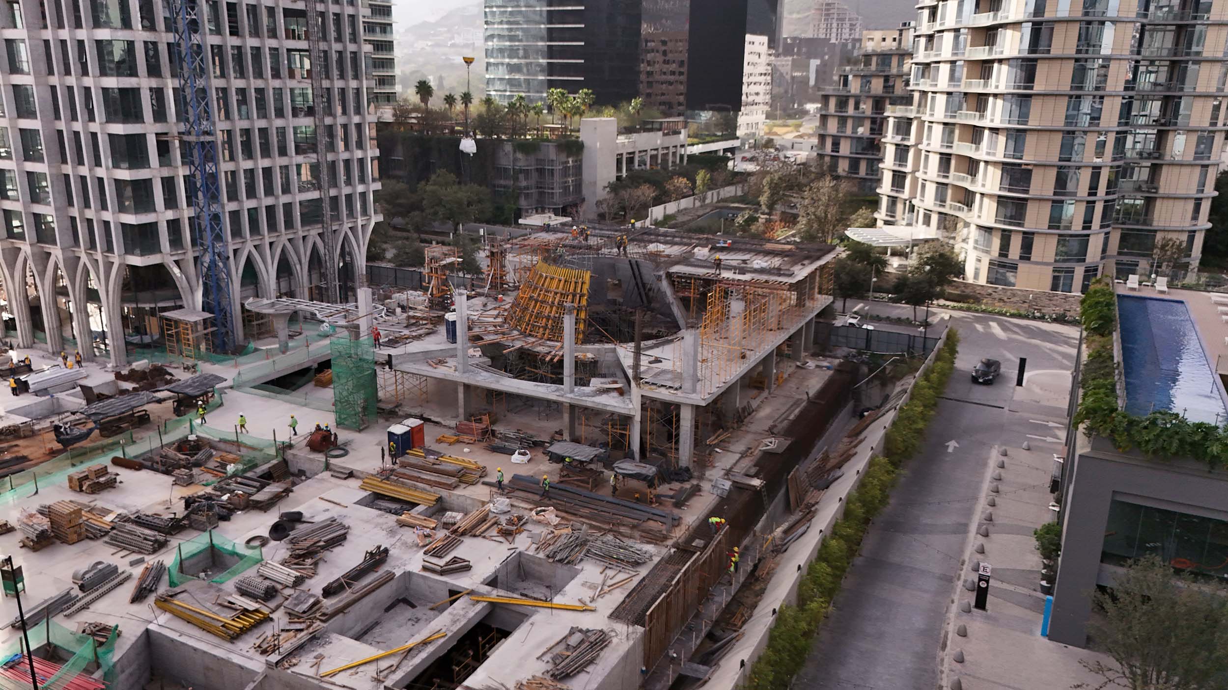 Dentro del proyecto residencial con base comercial, se ha construido una galería cónica como elemento central del conjunto cuya arquitectura destaca por su valor estético y funcional. ULMA ha participado con soluciones especializadas en encofrado y soporte, y sistemas como ENKOFORM V-100, Cercha MK y Cimbra BRIO para garantizar precisión geométrica, seguridad estructural y eficiencia en cada fase del proyecto.