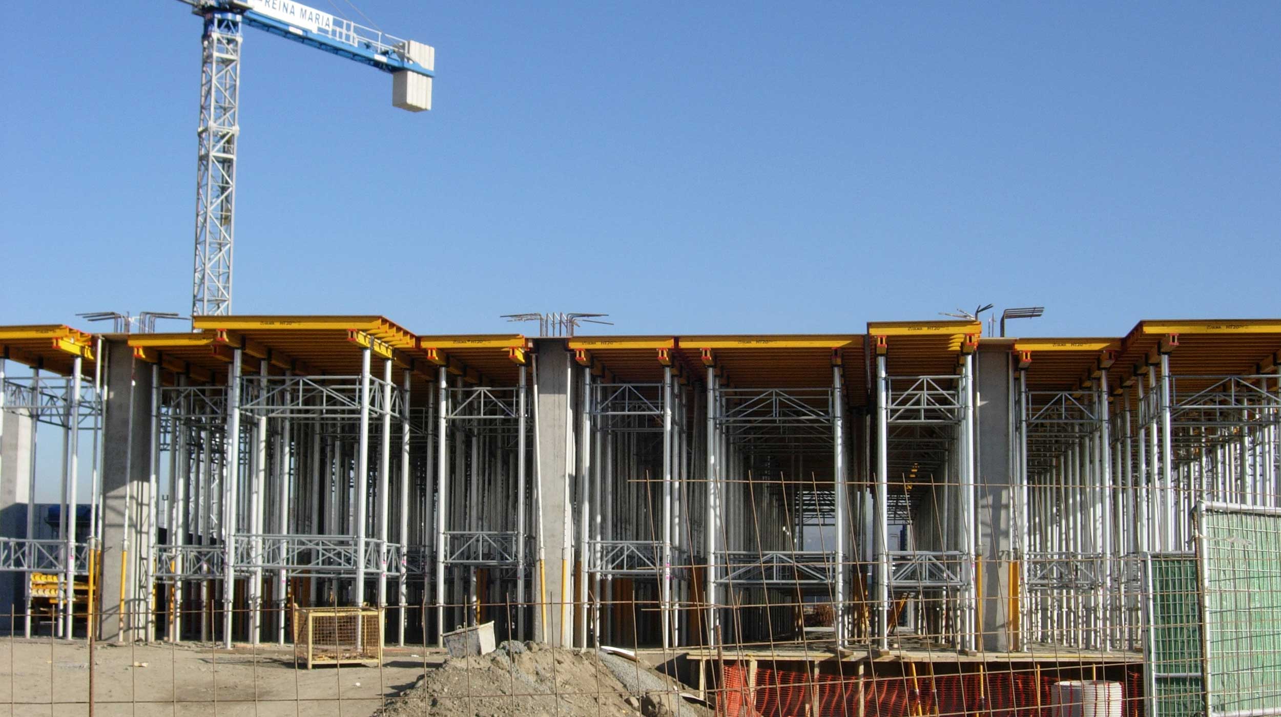 El edificio consta de dos plantas de estructura de concreto y una tercera de estructura metálica.