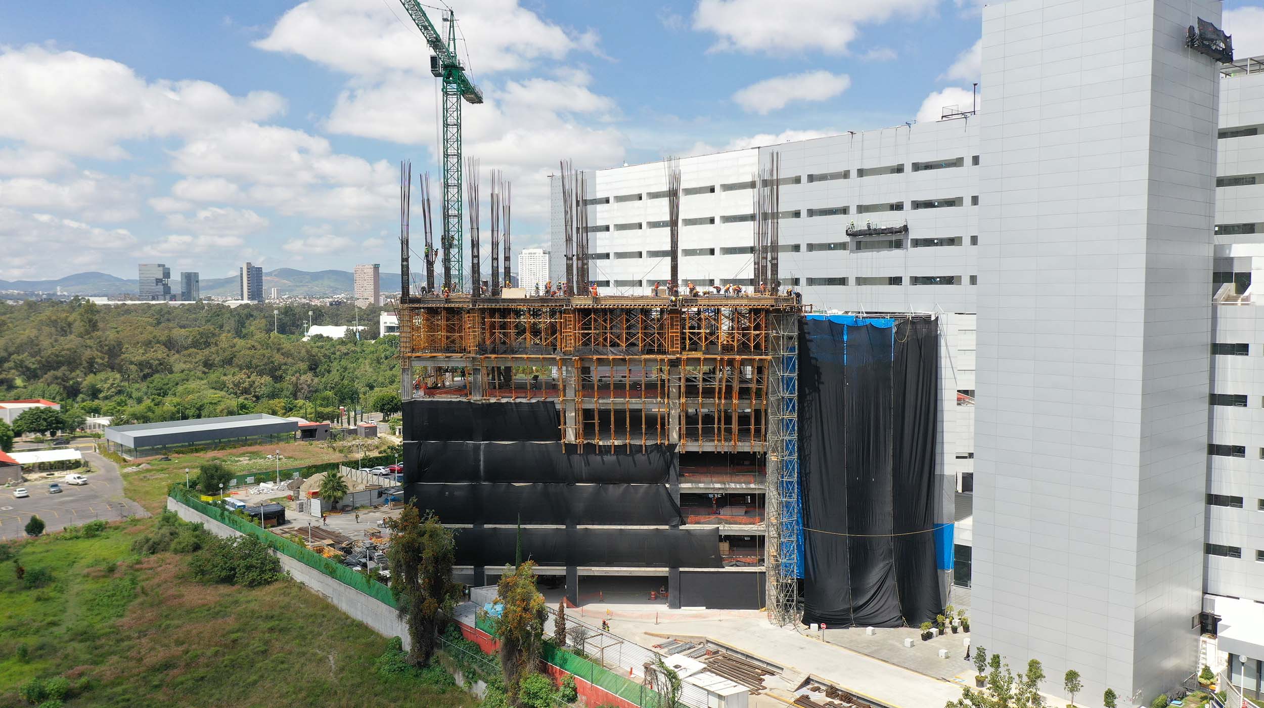 Las torres de 11 y 12 niveles con una fachada que “gira”, crean losas en voladizos que requieren máxima seguridad y eficiencia en su construcción. ULMA resolvió este desafío con avanzados sistemas de apuntalamiento, garantizando un proceso constructivo sólido y confiable.