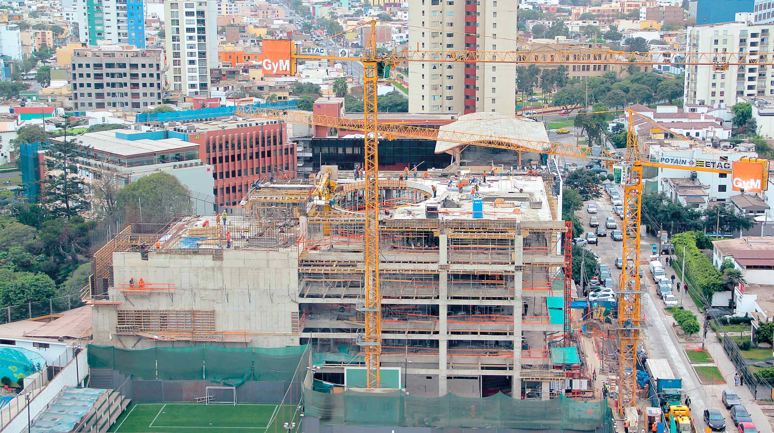 Construido sobre un terreno de 2,010 m²,  el edificio cuenta con 5 pisos y 6 sótanos, y abarca un área cubierta de 17,000 m².