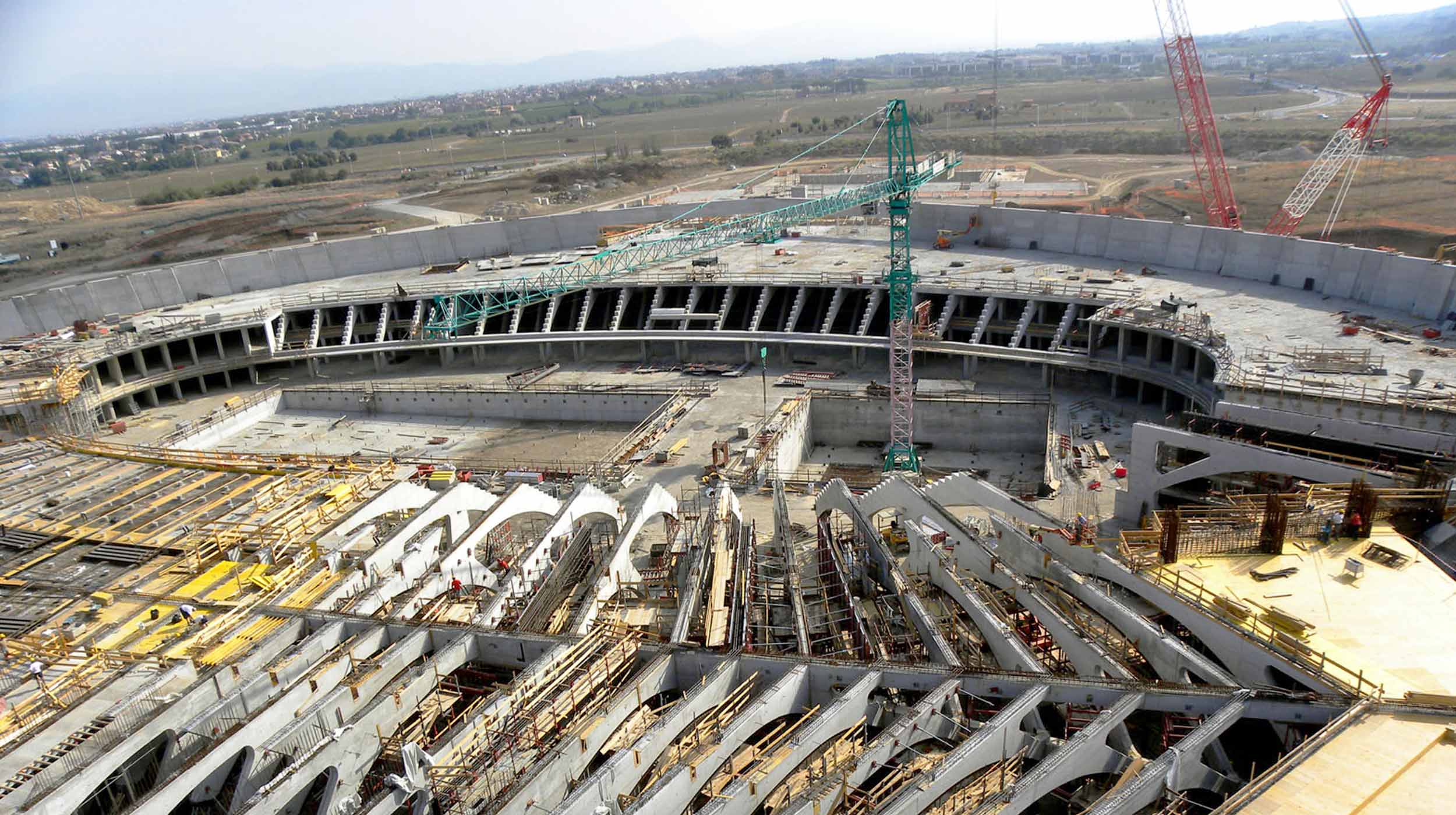 Diseñado por el arquitecto Santiago Calatrava, la “Città dello Sport” incluye campos de fútbol, el nuevo “Palazzo dello Sport”, el estadio de natación y el Rectorado de la Universidad de Tor Vergata.