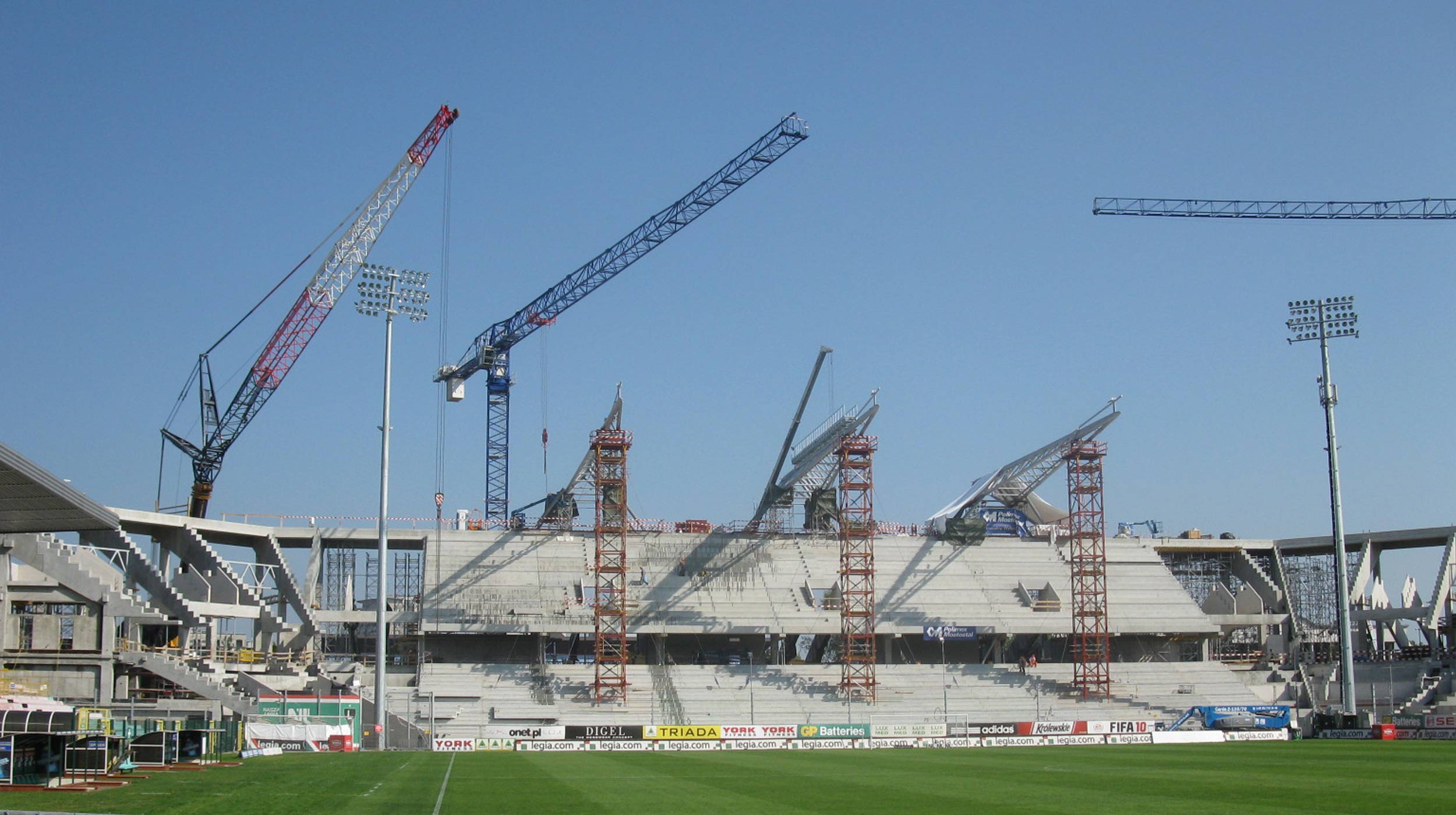 El objetivo de la ampliación y modernización del estadio de Legia fue cumplir los requisitos establecidos para disputar partidos de la Copa de la UEFA o de la Liga de Campeones.