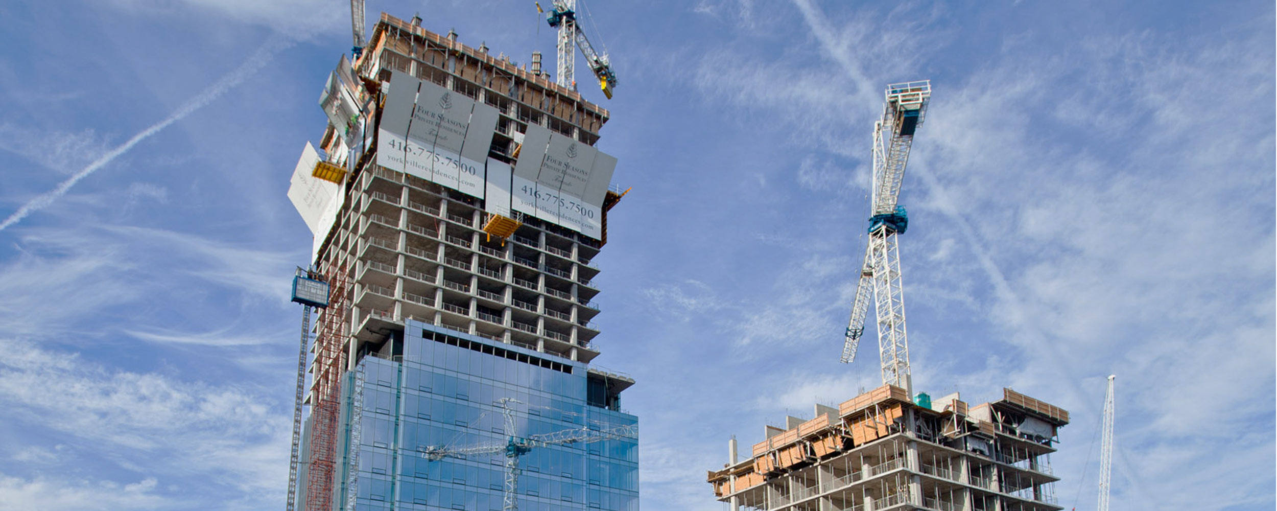 Four Seasons se sitúa en Toronto, en el corazón de Yorkville, zona de intensa actividad cultural. Con 57 plantas y 204 m de altura, este edificio incluye los m² más caros y deseados de la ciudad.