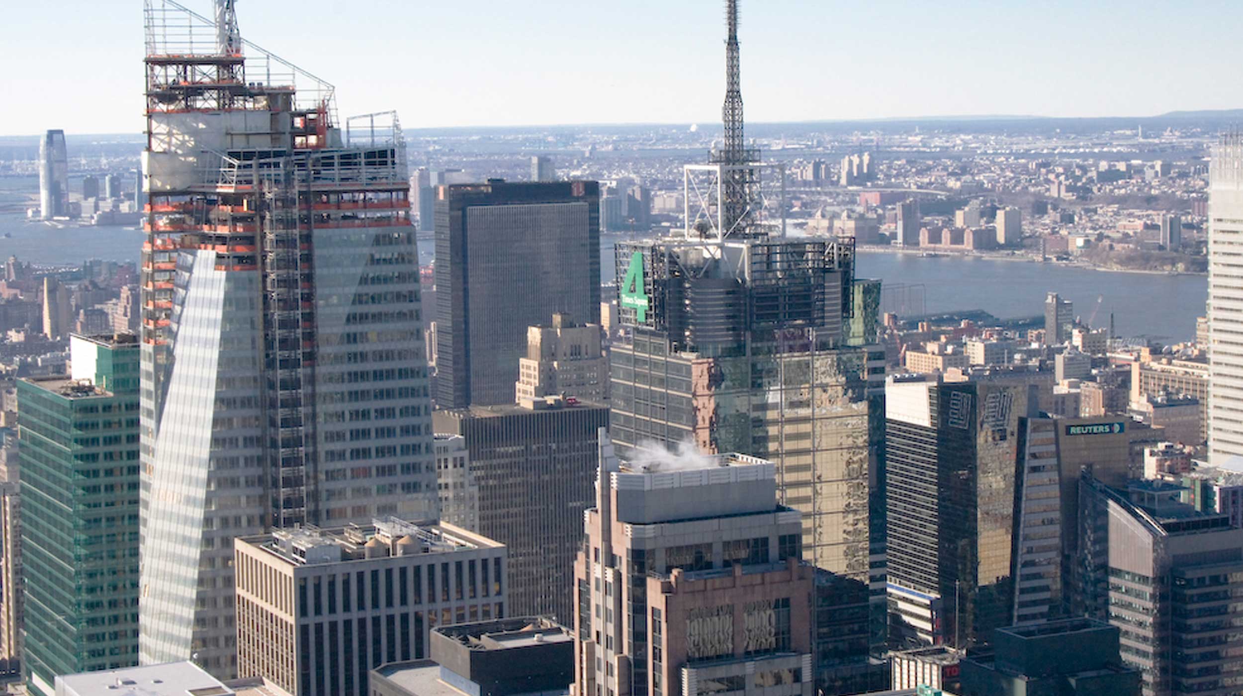 Los 300 m de altura y sus 200,000 m² conforman una torre de cristal, sede del Banco de América.