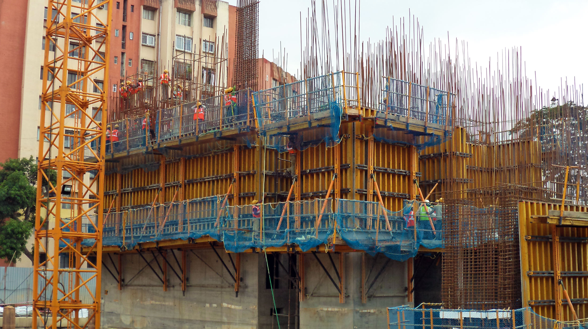 Situado en el corazón financiero de la ciudad de Bangalore, sus 115 m de altura incluyen 24 plantas de 30,000 m² cada una y 2 sótanos, además de un helipuerto.