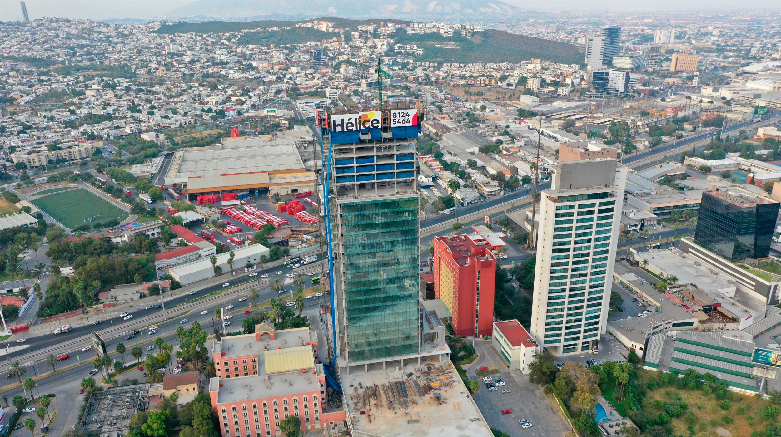 La Torre Hélice es un edificio de usos mixtos que ofrece un ecosistema comercial y laboral para los usuarios. Se han aplicado las soluciones más innovadoras del mercado y los sistemas constructivos de vanguardia como la protección perimetral autotrepante para edificación vertical de gran altura.