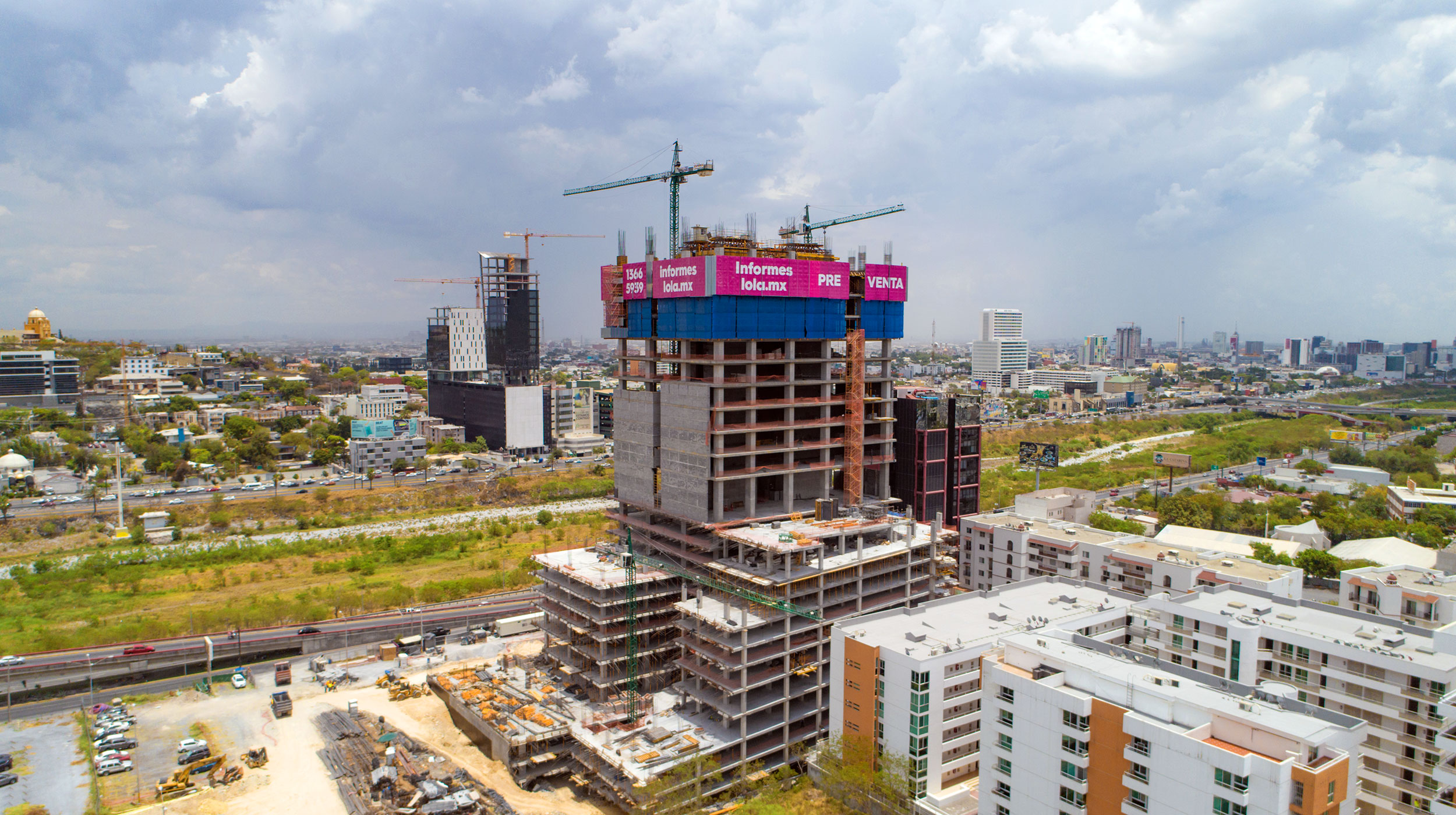 La Torre Lola es un innovador desarrollo de usos mixtos ubicado en el corazón de Monterrey, sobre un corredor de alto impacto. Sus casi 200,000 m², repartidos en 170 metros de altura y 45 niveles, albergarán oficinas, espacios comerciales, amenidades y estacionamiento.