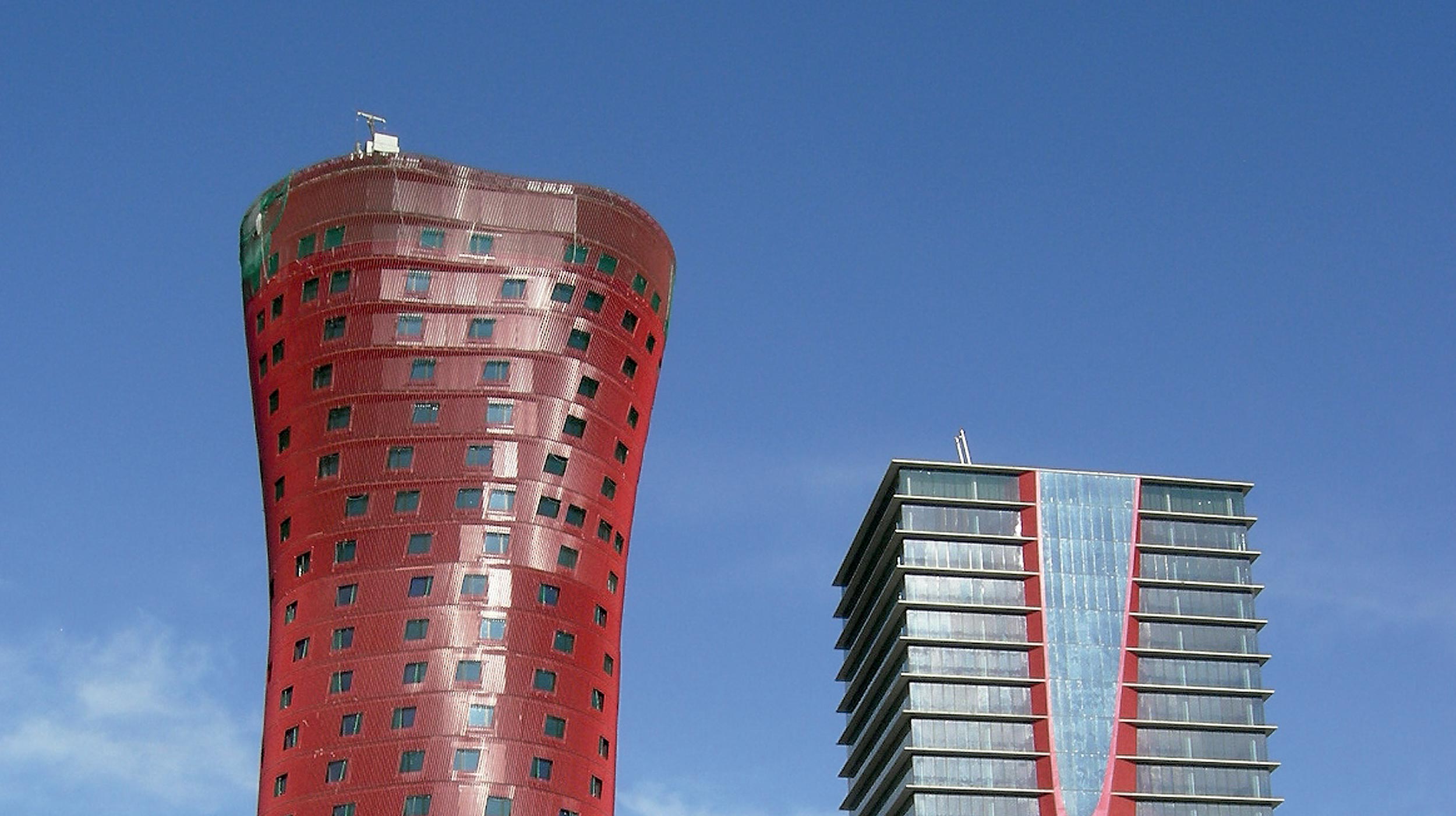 Las dos torres, diseñadas por el conocido arquitecto Toyo Ito, cuentan con una altura aproximada de 120 m.