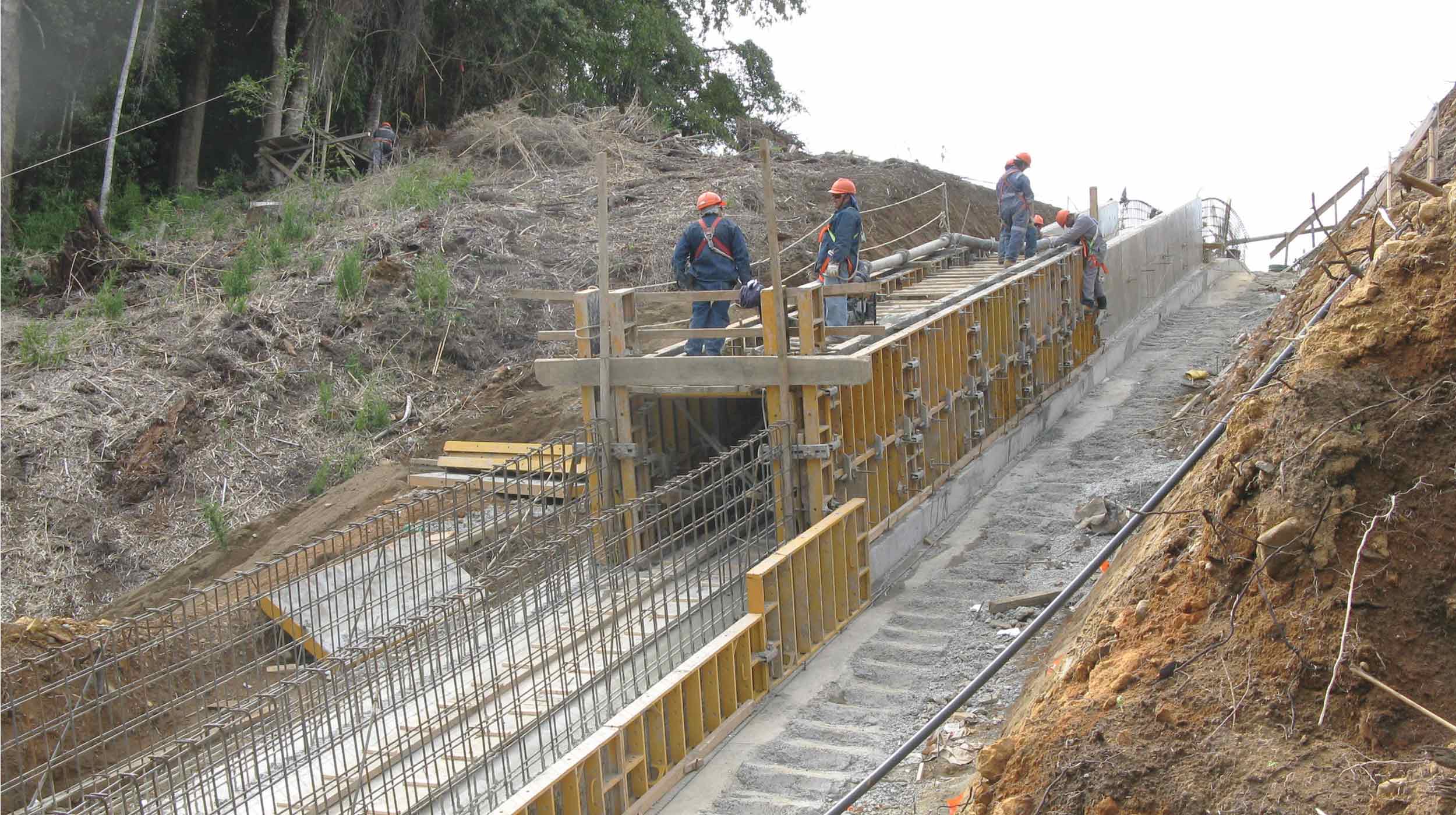 Ubicada en la Comuna de Río Bueno, decimocuarta región, la central se alimenta del río Licán.