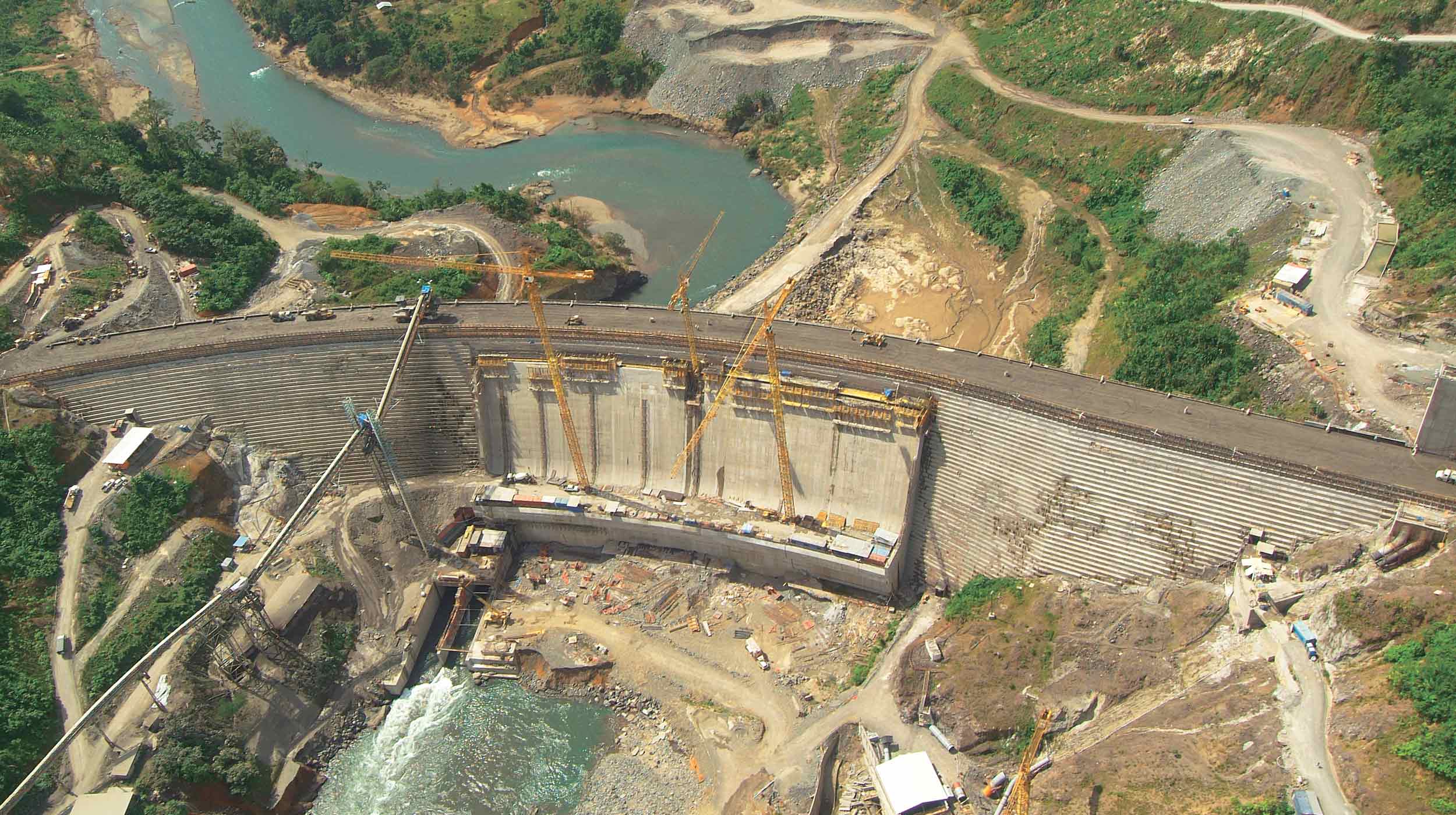 Esta gran obra, ubicada en la provincia panameña de Bocas del Toro, contempla en su fase principal la presa del futuro embalse en el río Changuinola, que tendrá una capacidad de 223 MW.