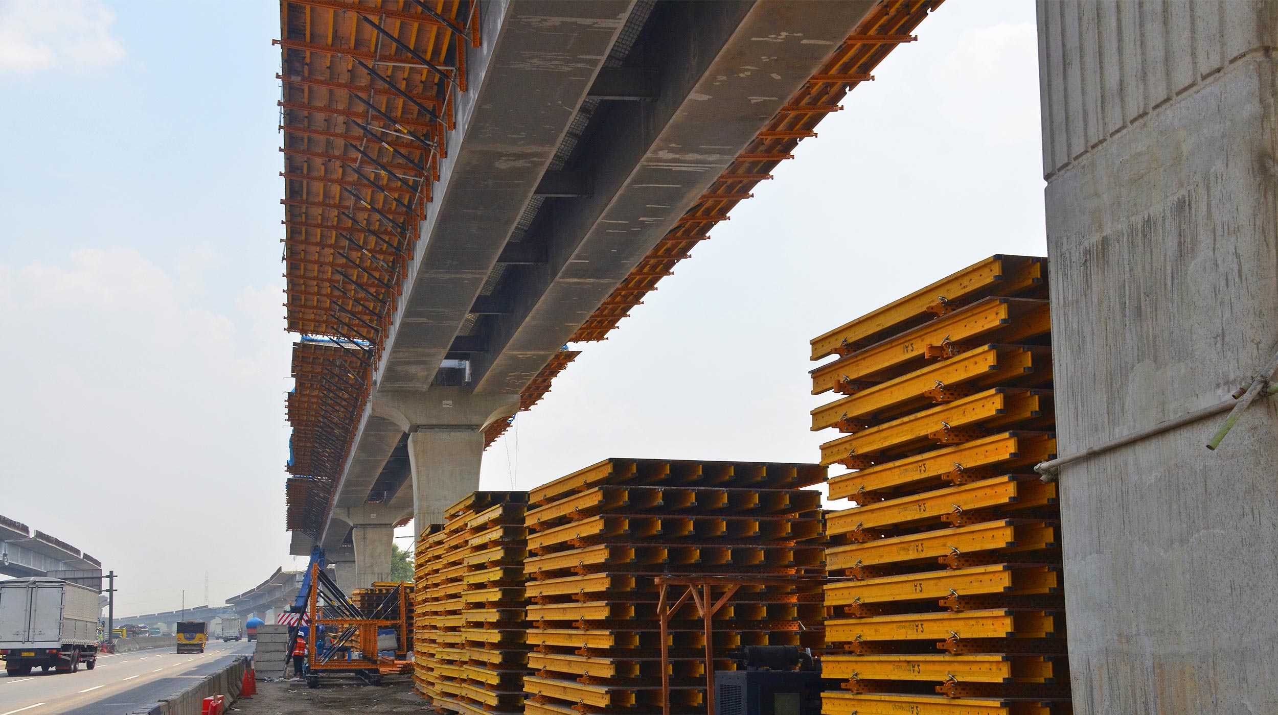 Construcción de la nueva carretera de peaje elevada que conecta Yakarta y Cikampek, un distrito industrial en Karawang, Java Occidental.