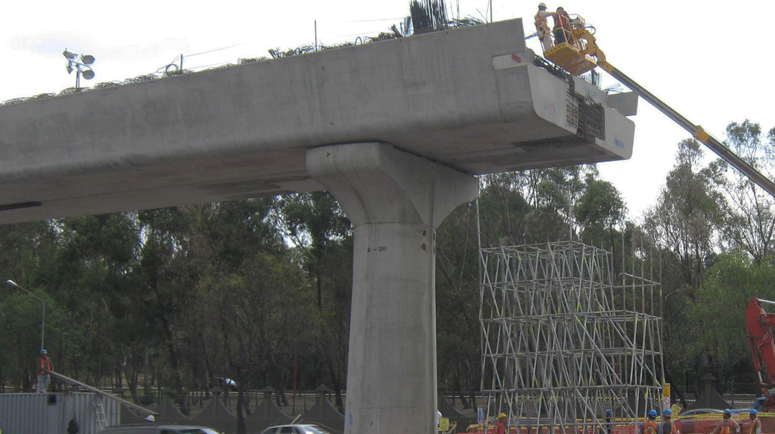 La Autopista urbana Querétaro– Cuernavaca– Toluca se compone el Anillo Periférico Norte y Sur, y por el Sistema vial de puentes, túneles y distribuidores de la Ciudad de México.