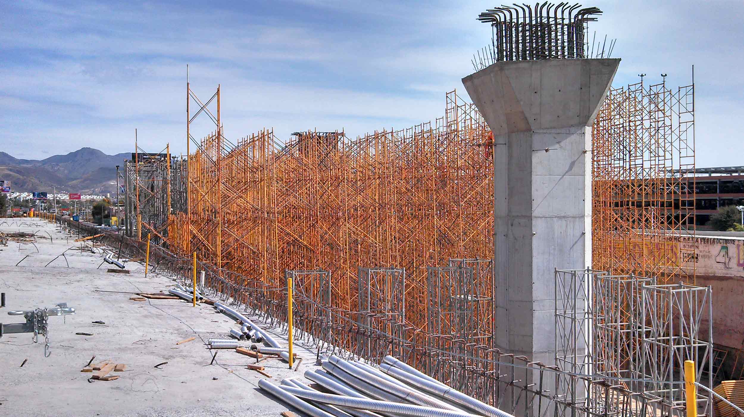 Esta obra permitirá cruzar de manera continua el entronque con el bulevar Clouthier, con lo que se asegurará un mejor flujo vehicular en la zona.