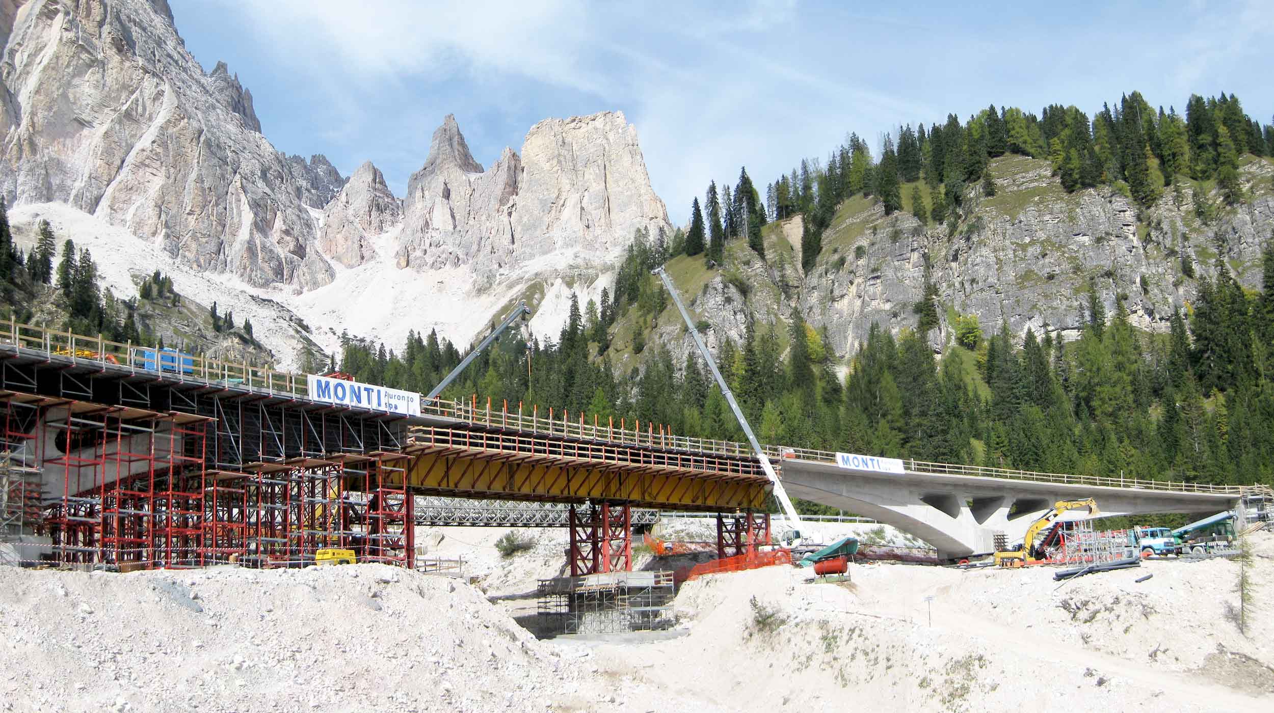 Este puente, ubicado al norte de Italia, cuenta con 3 vanos, sección variable y fue colado in situ.