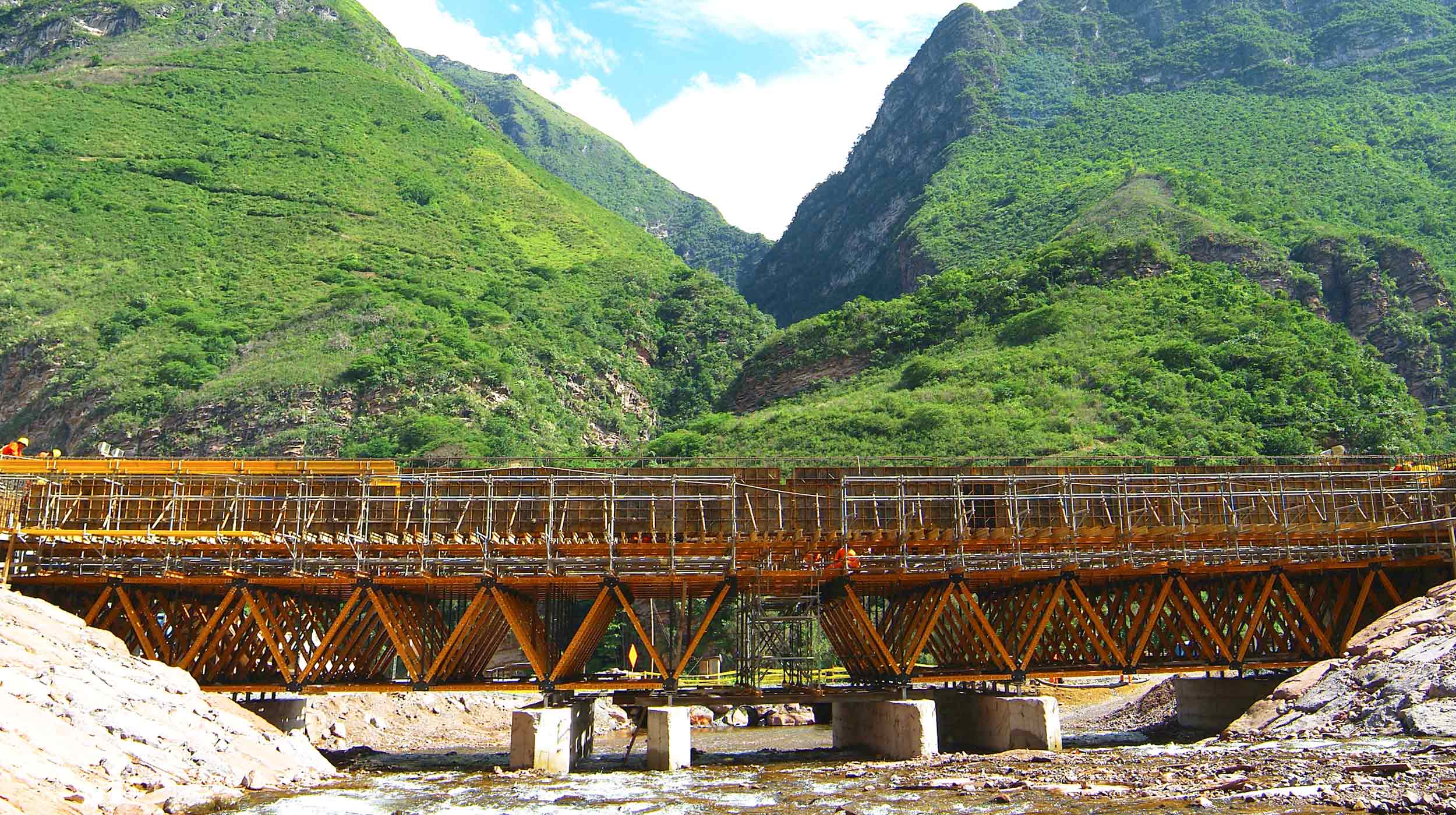 Con 40 m de longitud y 9.4 m de ancho, El Puente Tingo se ubica en la provincia amazónica de Bagua Grande, en la carretera Interoceánica Norte, de 900 km.
