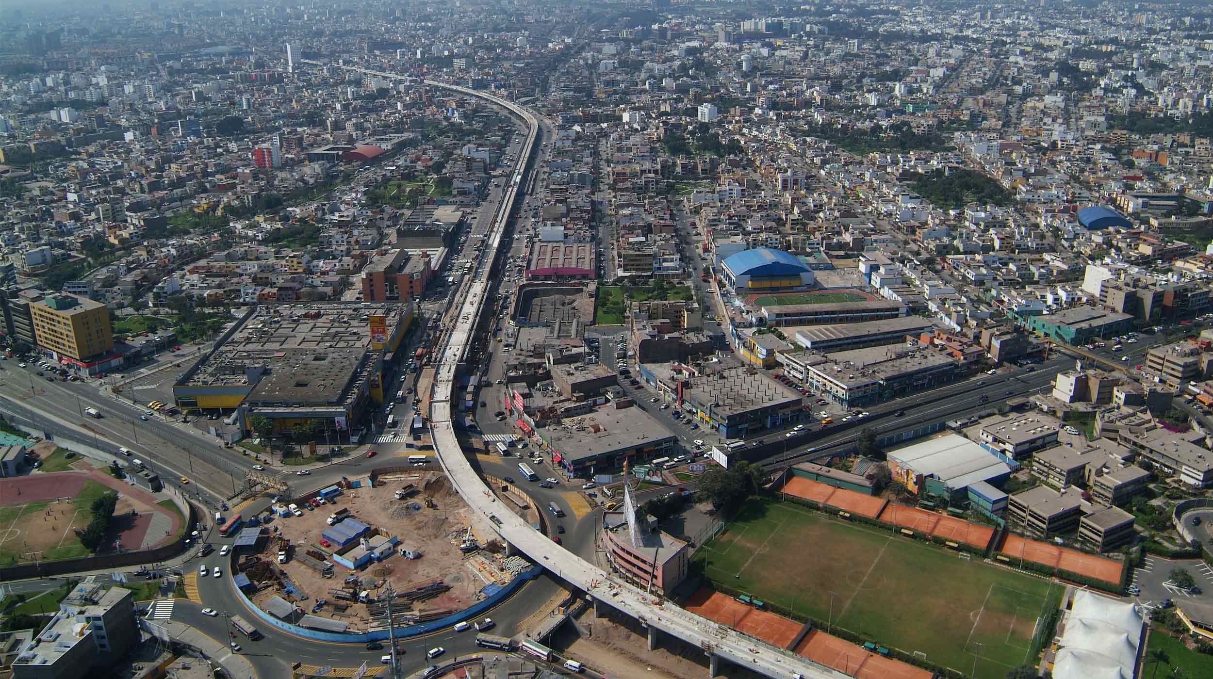 Ubicado en Ciudad de Lima, este proyecto emblemático consiste en la construcción de un viaducto elevado de 12.5 km y 8 estaciones.