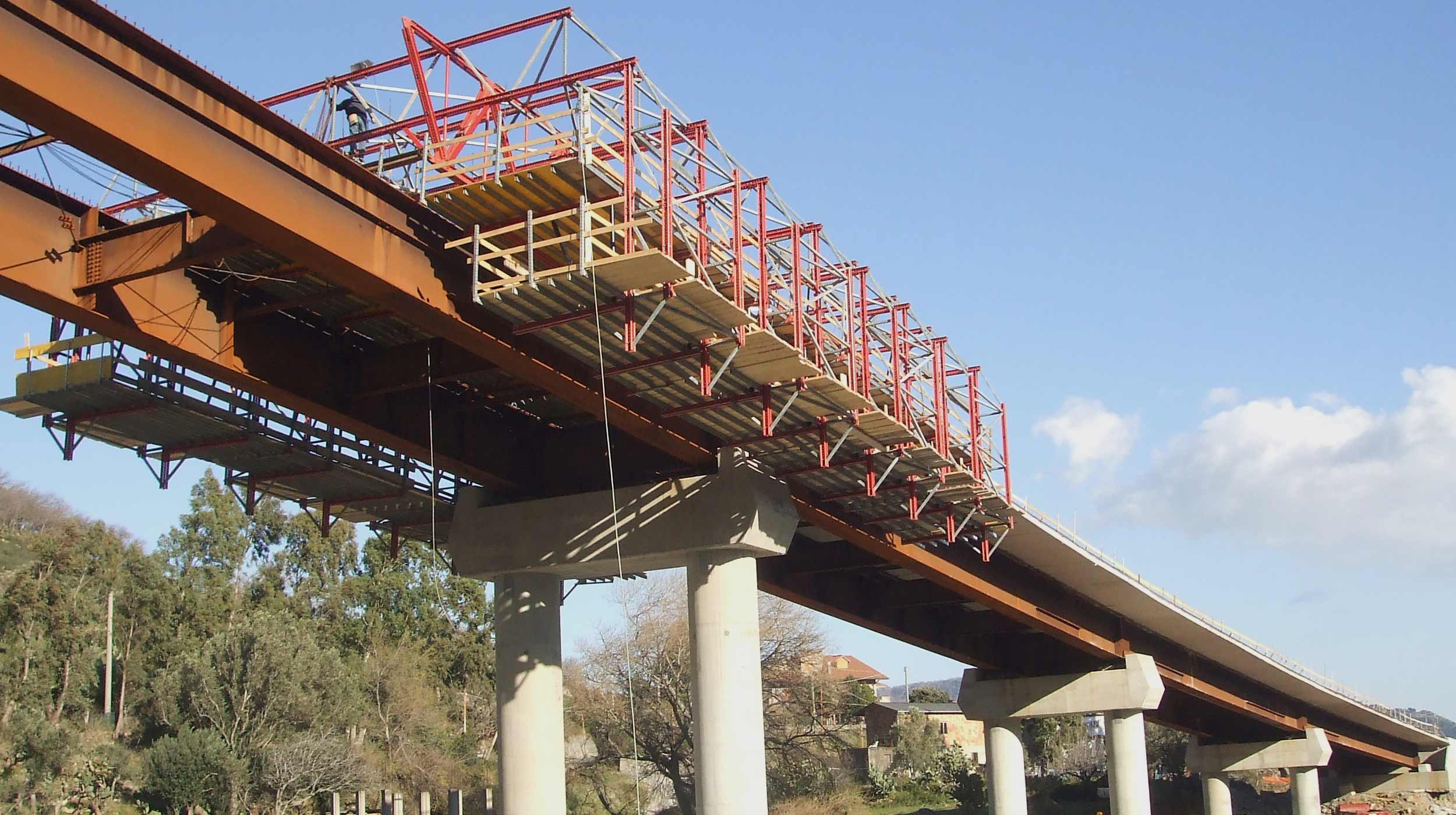 El puente mixto “Viaducto Platì” forma parte de la autopista Bovolino – Bagnara, que discurre en la región de Calabria, al sur de Italia.