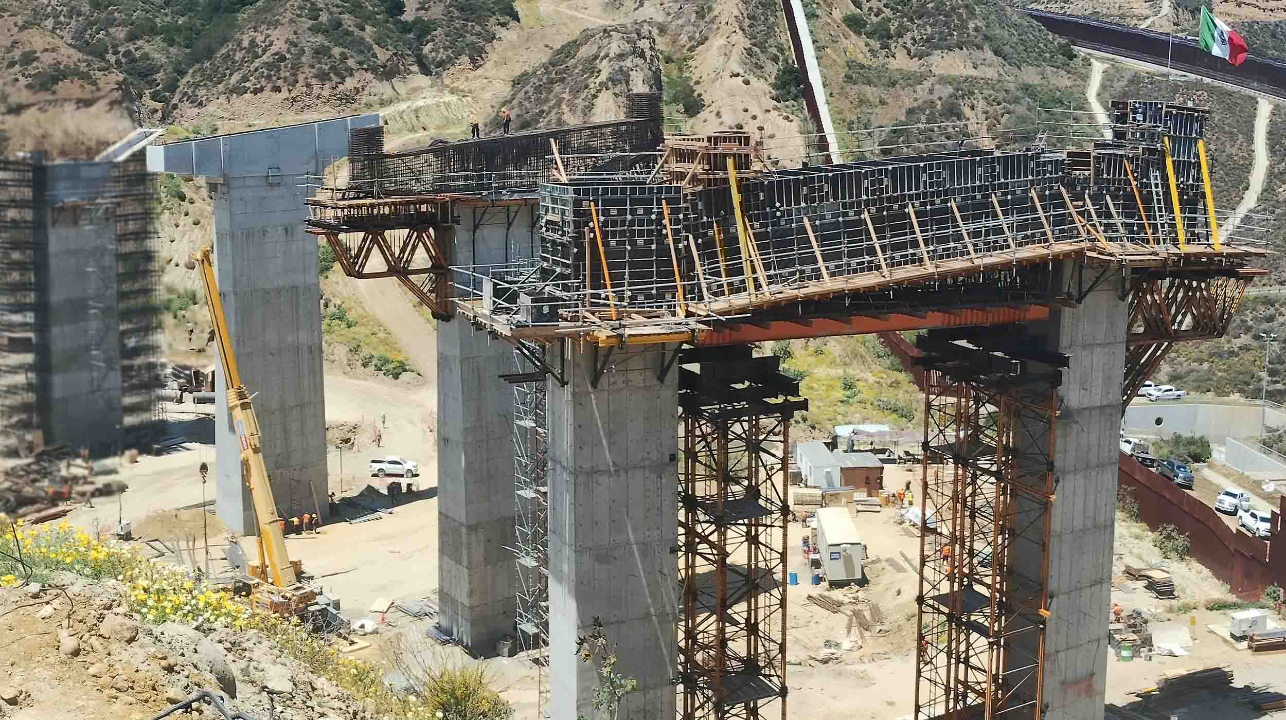 El Viaducto Tijuana es una obra diseñada para mejorar la conectividad entre el Aeropuerto Internacional “Abelardo L. Rodríguez” y la zona de Playas de Tijuana. Su objetivo es reducir la congestión vehicular, agilizar los traslados y facilitar el tránsito logístico en la región.