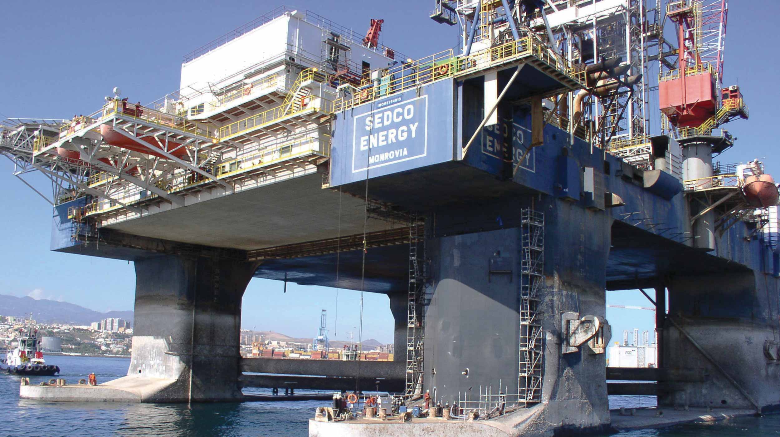 Mantenimiento de plataformas petrolíferas que realizan las paradas técnicas en el Puerto de La Luz y Las Palmas (Gran Canaria) procedentes de yacimientos del sur de África.