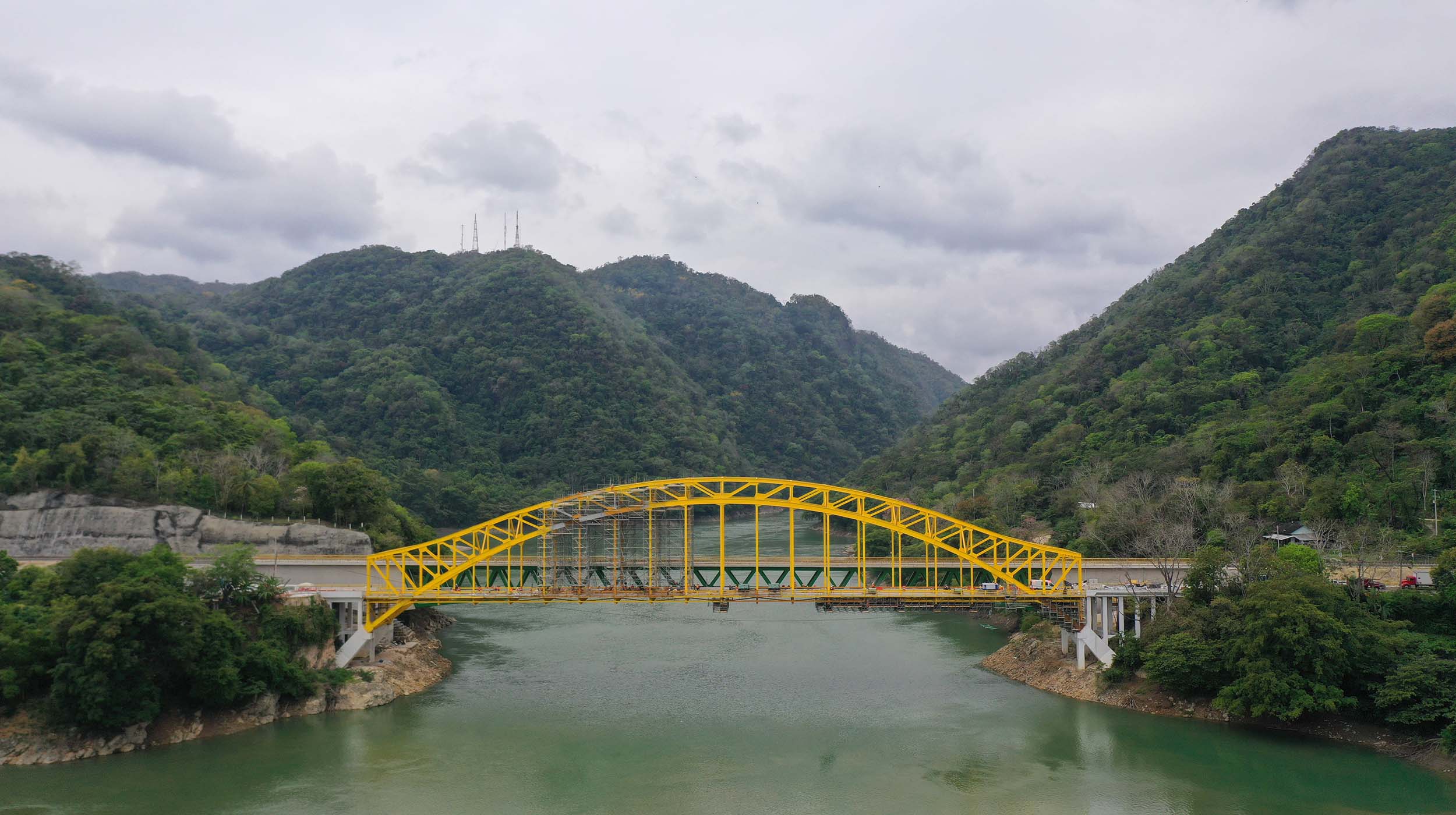 El andamio BRIO fue protagonista en la implementación de estructuras suspendidas, plataformas para los trabajos de mantenimiento y rehabilitación del puente de 160 metros de longitud que cruza el río Usumacinta. Esta actuación servirá para incentivar el turismo en la zona al integrarse con la obra del Tren Maya.
