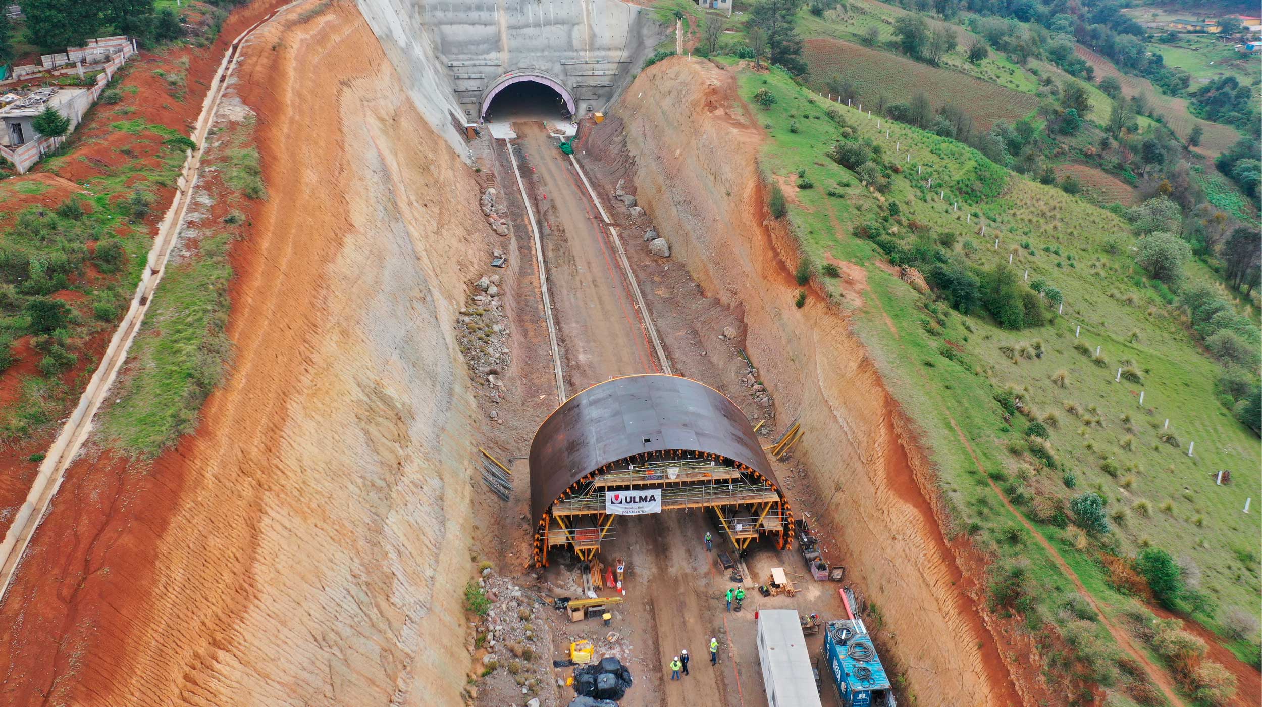 La Autopista Atizapán-Atlacomulco es un proyecto con una longitud aproximada de 95 km, consiste en el diseño y construcción de una carretera que contempla la construcción de 2 túneles.