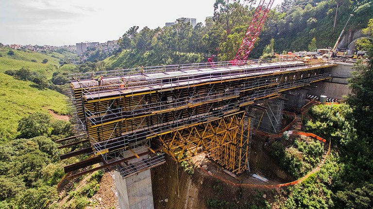 Múltiples aplicaciones del Sistema MK en el Viaducto Interlomas, México