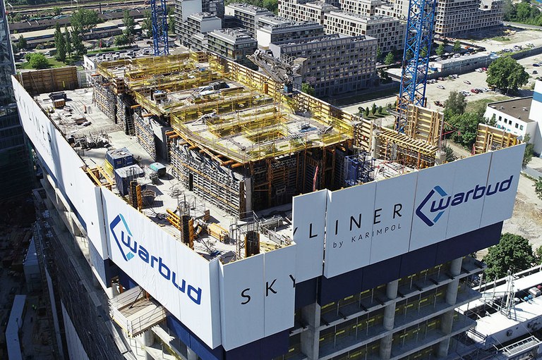 Skyliner, la nueva torre que ilumina la noche de Varsovia
