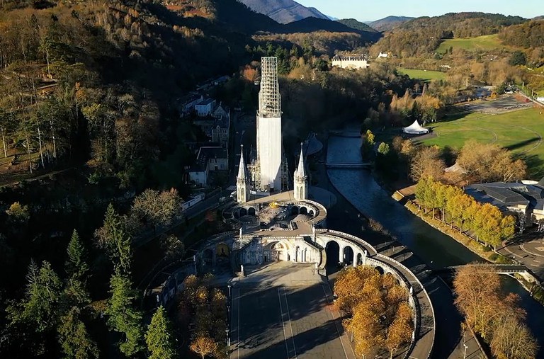 Soluciones de andamio a medida para la restauración del Santuario de Lourdes